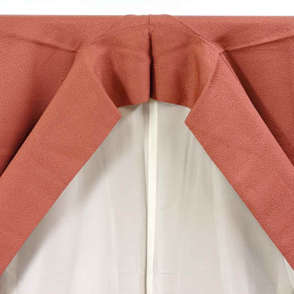 色無地 リサイクル着物 身丈153cm 裄66cm 前幅24cm 後幅28cm 袖丈44cm 袖幅34.5cm レディース 袷 無地 裄長 裄M-Lサイズ 秋冬春用 正絹（シルク）レッド 未使用品 リメイク リユース【ランクS】