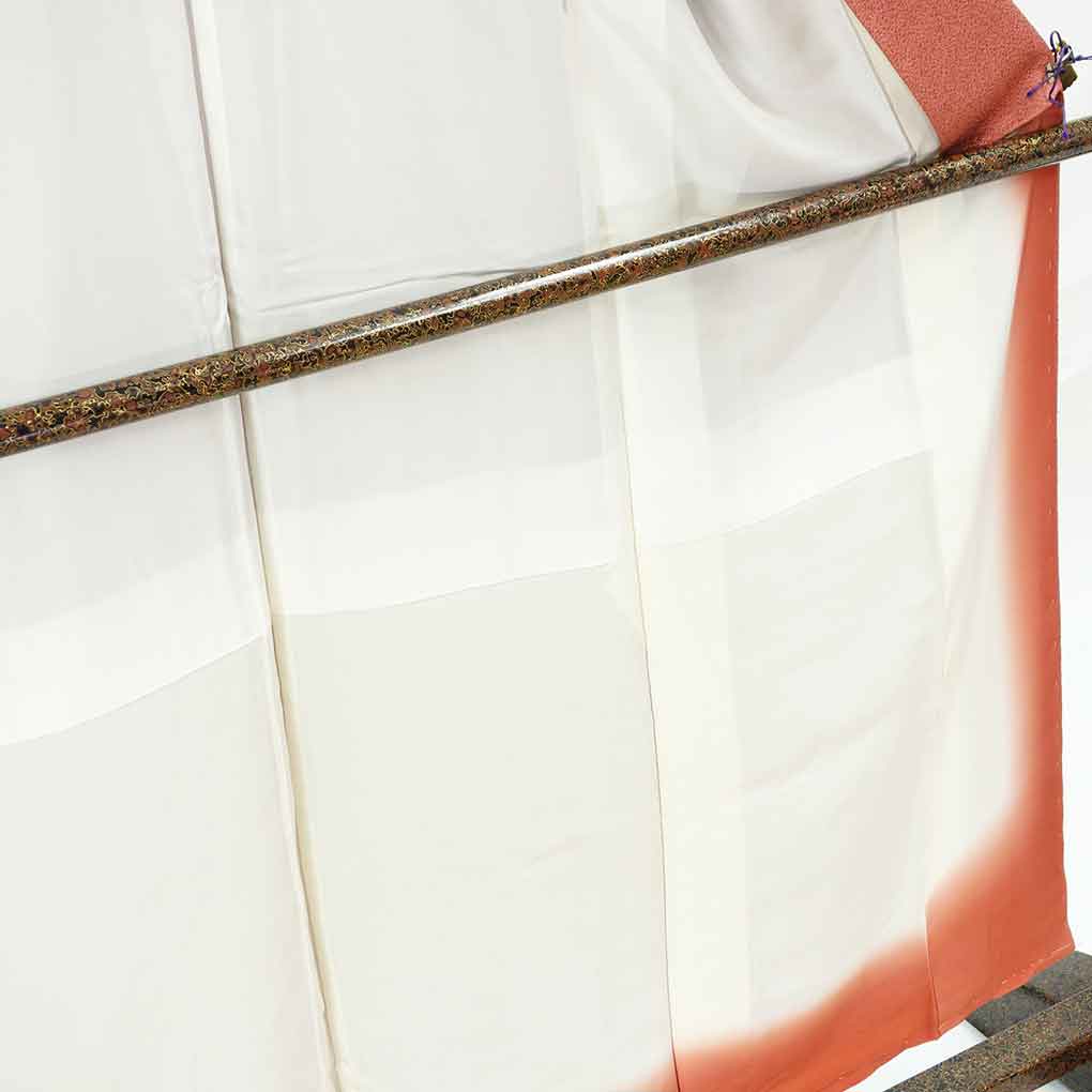 色無地 リサイクル着物 身丈153cm 裄66cm 前幅24cm 後幅28cm 袖丈44cm 袖幅34.5cm レディース 袷 無地 裄長 裄M-Lサイズ 秋冬春用 正絹（シルク）レッド 未使用品 リメイク リユース【ランクS】