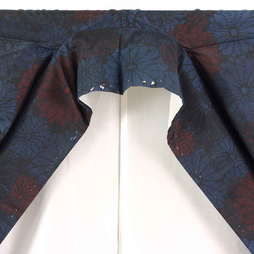 紬 リサイクル着物 身丈160cm 裄63cm 前幅24cm 後幅30cm 袖丈47cm 袖幅32cm レディース 袷 菊 裄Mサイズ 秋冬春用 正絹（シルク）ネイビー 未使用品 大島紬 リメイク リユース【ランクS】
