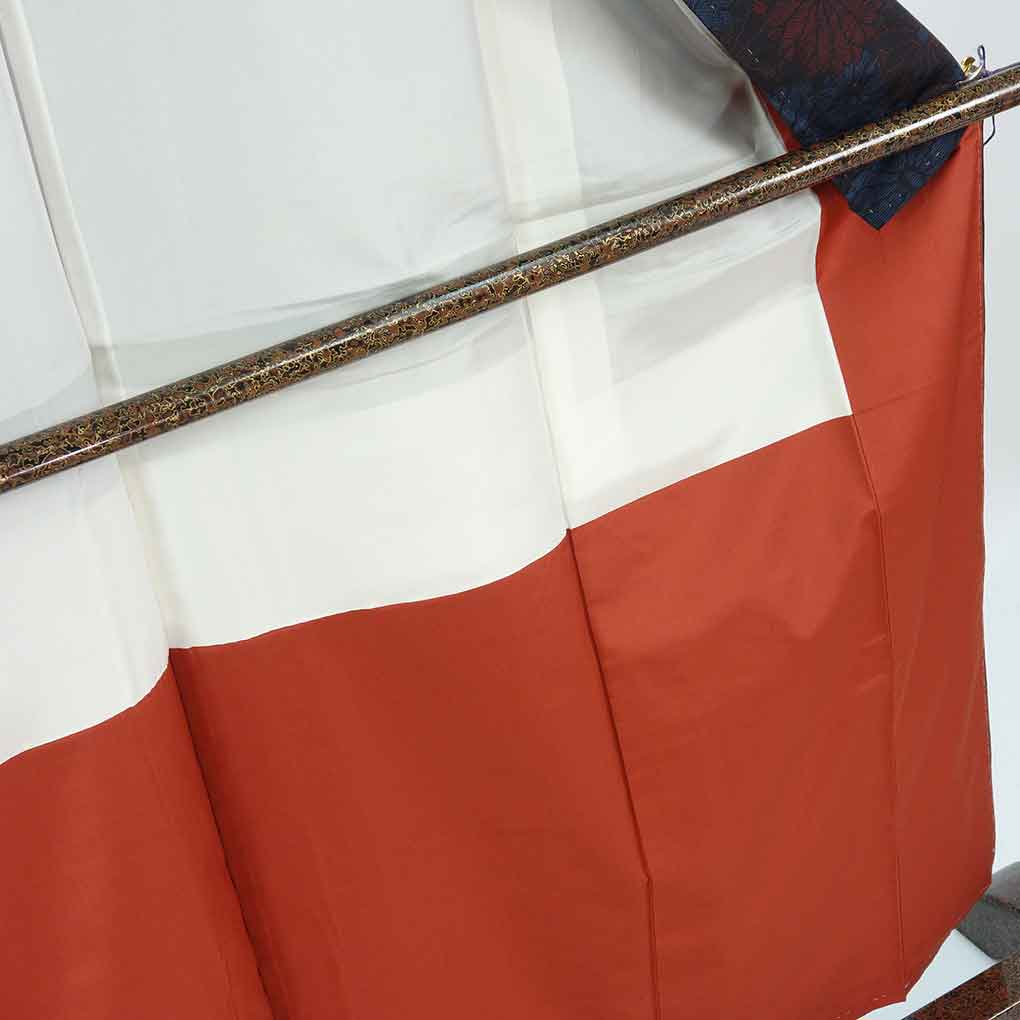 紬 リサイクル着物 身丈160cm 裄63cm 前幅24cm 後幅30cm 袖丈47cm 袖幅32cm レディース 袷 菊 裄Mサイズ 秋冬春用 正絹（シルク）ネイビー 未使用品 大島紬 リメイク リユース【ランクS】