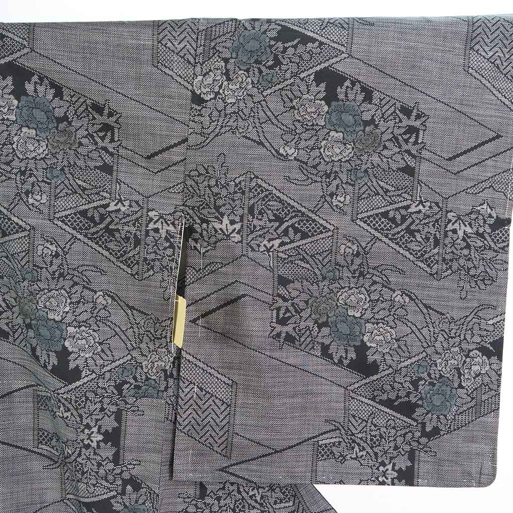 紬 リサイクル着物 身丈161cm 裄64cm 前幅24.5cm 後幅30cm 袖丈49cm 袖幅33cm レディース 袷 花柄 裄Mサイズ 秋冬春用 正絹（シルク）ブラック 未使用品 大島紬 リメイク リユース【ランクS】