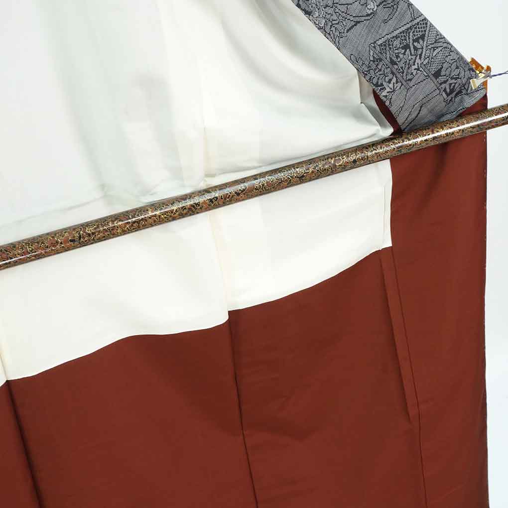紬 リサイクル着物 身丈161cm 裄64cm 前幅24.5cm 後幅30cm 袖丈49cm 袖幅33cm レディース 袷 花柄 裄Mサイズ 秋冬春用 正絹（シルク）ブラック 未使用品 大島紬 リメイク リユース【ランクS】