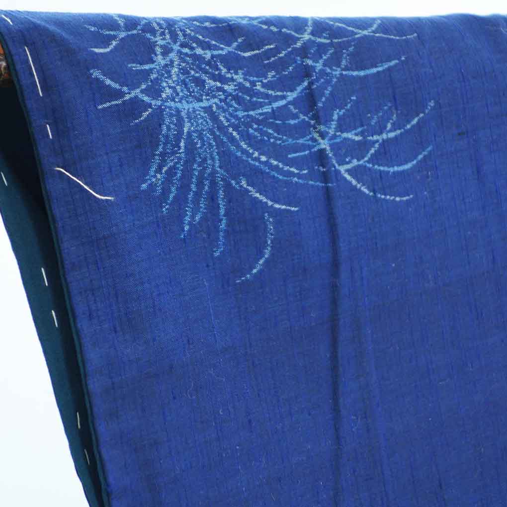 紬 リサイクル着物 身丈154cm 裄63cm 前幅24cm 後幅29cm 袖丈42cm 袖幅33cm レディース 袷 植物 裄Mサイズ 秋冬春用 正絹（シルク）ネイビー 未使用品 リメイク リユース【ランクS】