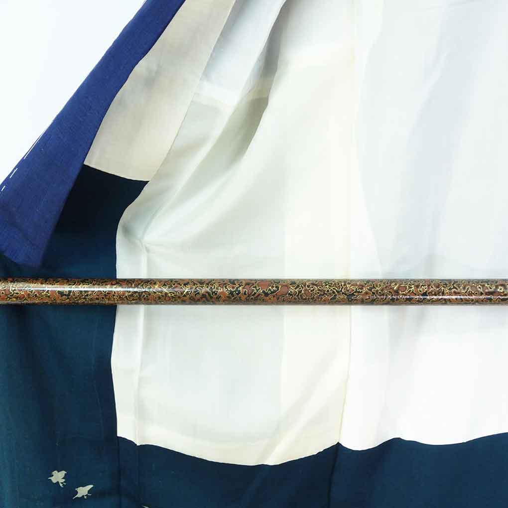 紬 リサイクル着物 身丈154cm 裄63cm 前幅24cm 後幅29cm 袖丈42cm 袖幅33cm レディース 袷 植物 裄Mサイズ 秋冬春用 正絹（シルク）ネイビー 未使用品 リメイク リユース【ランクS】