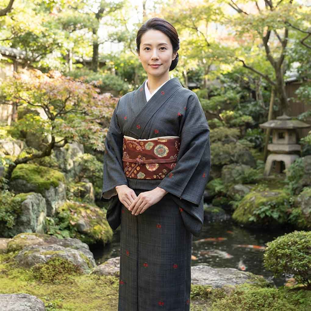 紬 リサイクル着物 身丈160cm 裄63cm 前幅23cm 後幅29cm 袖丈49cm 袖幅32cm レディース 袷 遠州椿 裄Mサイズ 秋冬春用 正絹(シルク)ブラック 未使用品 リメイク リユース【ランクS】
