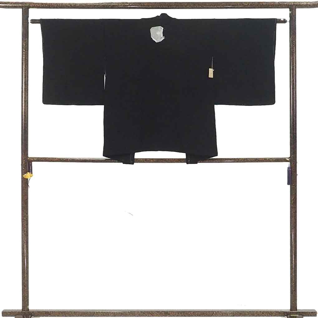 羽織 リサイクル着物 羽織丈74cm 裄62cm 袖丈47cm 袖幅33cm レディース 袷 無地 裄Sサイズ 秋冬春用 正絹（シルク）ブラック 未使用品 リメイク リユース【ランクS】