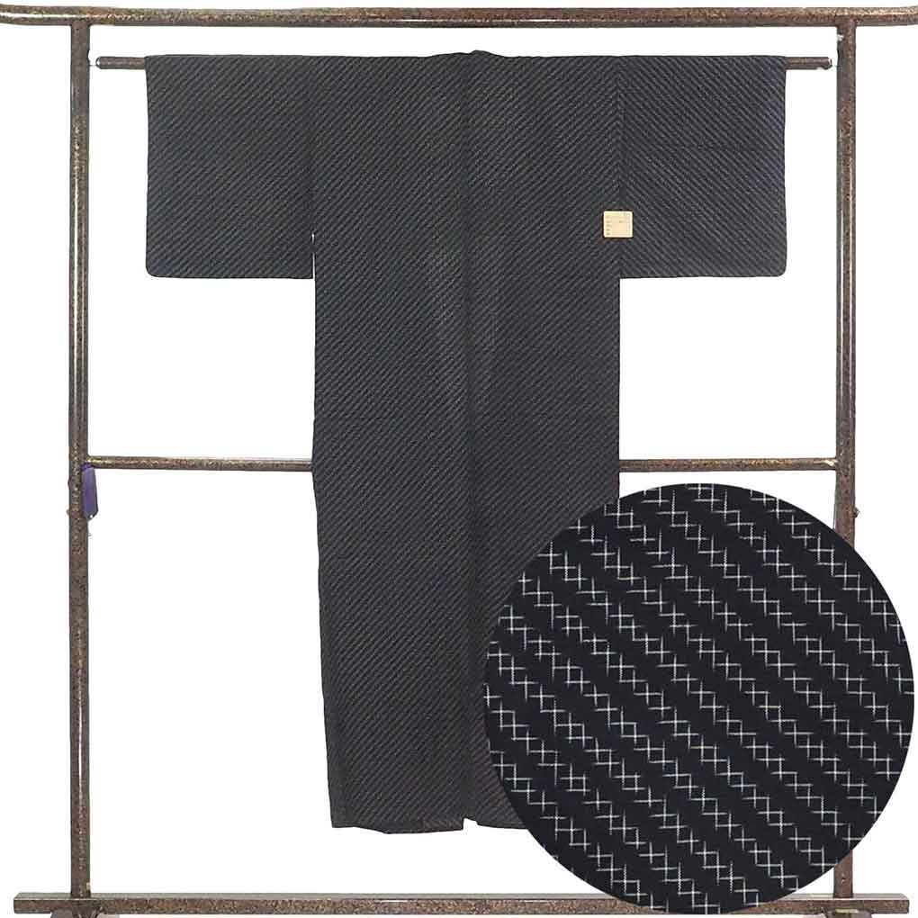 リサイクル 紬 着物 身丈140cm 裄59cm 前幅22.5cm 後幅29cm 袖丈41.5cm 袖幅31cm レディース 単衣 絣模様 裄SSサイズ 初夏・初秋用 正絹(シルク)黒地 美品 リサイクル リメイク リユース【ランクA】