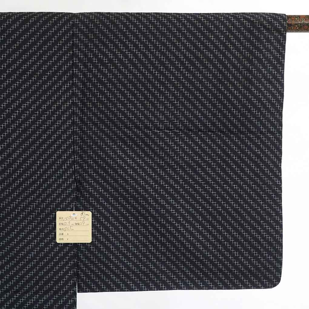 リサイクル 紬 着物 身丈140cm 裄59cm 前幅22.5cm 後幅29cm 袖丈41.5cm 袖幅31cm レディース 単衣 絣模様 裄SSサイズ 初夏・初秋用 正絹(シルク)黒地 美品 リサイクル リメイク リユース【ランクA】