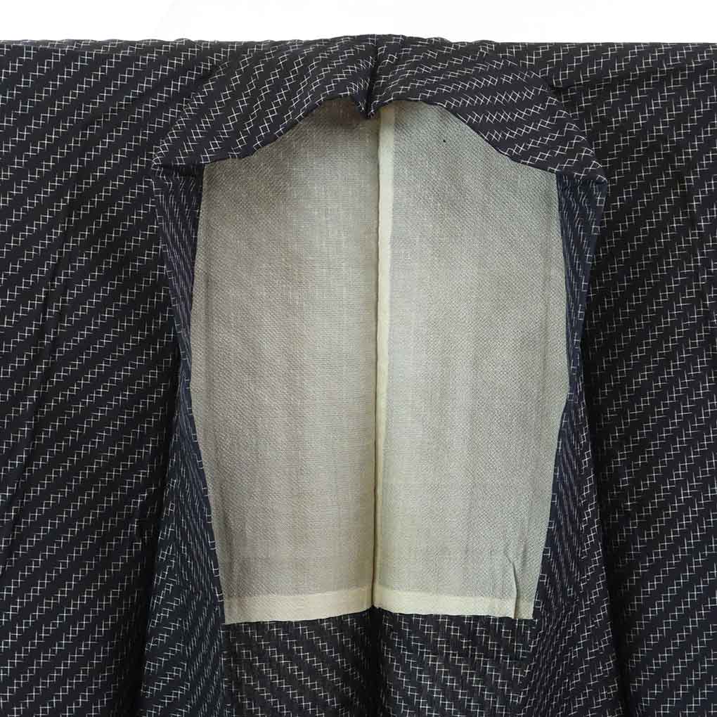 リサイクル 紬 着物 身丈140cm 裄59cm 前幅22.5cm 後幅29cm 袖丈41.5cm 袖幅31cm レディース 単衣 絣模様 裄SSサイズ 初夏・初秋用 正絹(シルク)黒地 美品 リサイクル リメイク リユース【ランクA】