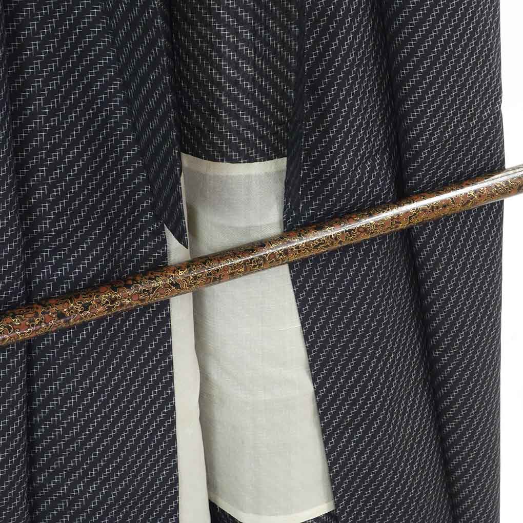 リサイクル 紬 着物 身丈140cm 裄59cm 前幅22.5cm 後幅29cm 袖丈41.5cm 袖幅31cm レディース 単衣 絣模様 裄SSサイズ 初夏・初秋用 正絹(シルク)黒地 美品 リサイクル リメイク リユース【ランクA】