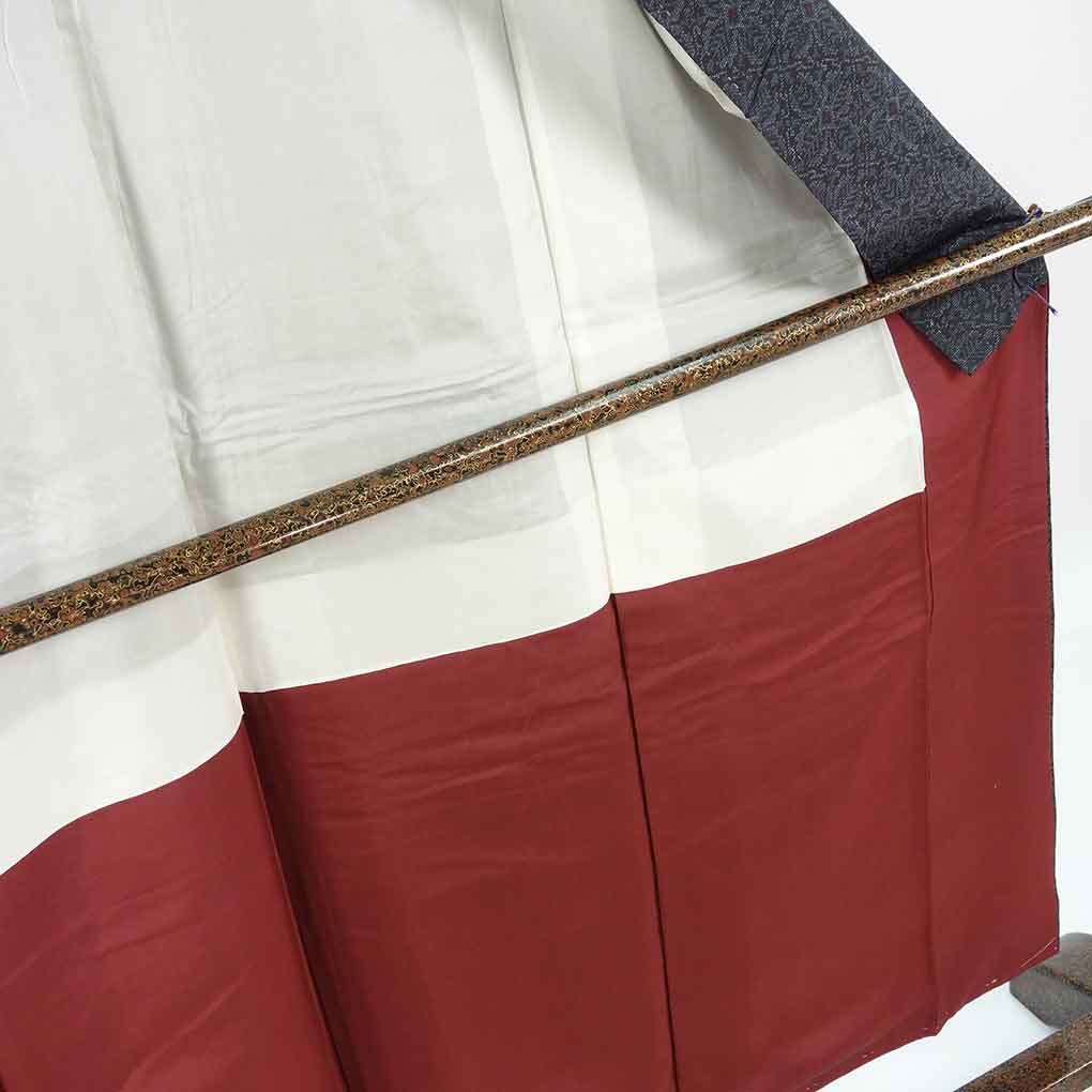 紬 リサイクル着物 身丈156cm 裄62.5cm 前幅26cm 後幅28cm 袖丈45cm 袖幅33cm レディース 袷 連続模様 裄Sサイズ 秋冬春用 正絹(シルク)ブラック 未使用品 リメイク リユース【ランクS】