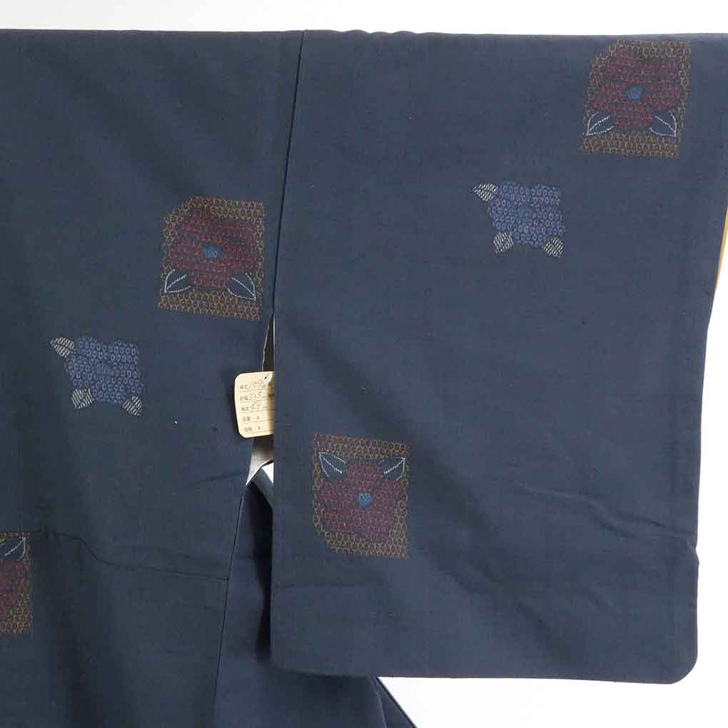 【セール対象品】リサイクル着物 紬正絹紺地袷紬着物 レディース 秋冬春用 シルク ネイビー 裄Mサイズ身丈159cm 裄64cm 前幅23.5cm 後幅29.5cm 袖丈49cm【ランクA】