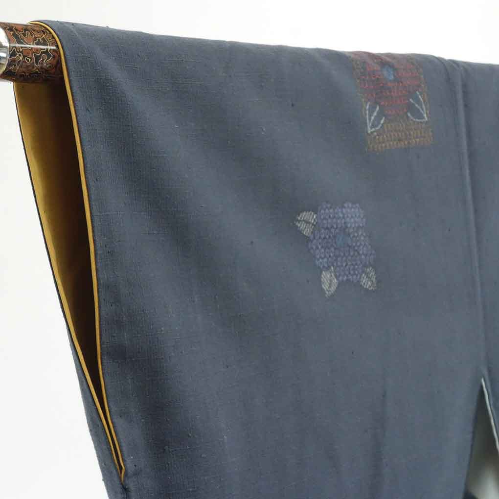 【セール対象品】リサイクル着物 紬正絹紺地袷紬着物 レディース 秋冬春用 シルク ネイビー 裄Mサイズ身丈159cm 裄64cm 前幅23.5cm 後幅29.5cm 袖丈49cm【ランクA】