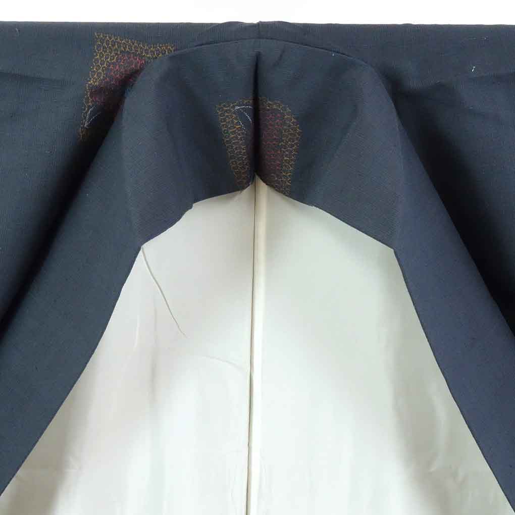 【セール対象品】リサイクル着物 紬正絹紺地袷紬着物 レディース 秋冬春用 シルク ネイビー 裄Mサイズ身丈159cm 裄64cm 前幅23.5cm 後幅29.5cm 袖丈49cm【ランクA】