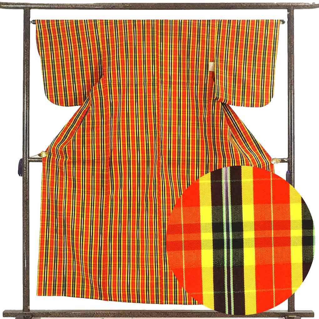 リサイクル ウールアンサンブル 着物 羽織丈71cm 身丈155cm 裄65cm 前幅22cm 後幅30cm 袖丈50cm 袖幅33cm レディース 単衣 格子 裄Mサイズ 初夏・初秋用 ウール 赤地 やや難 リサイクル リメイク リユース【ランクB】