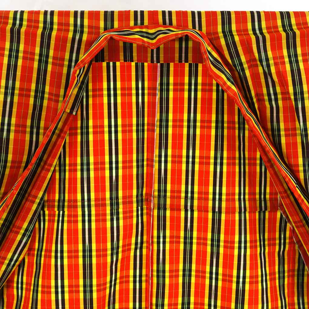 リサイクル ウールアンサンブル 着物 羽織丈71cm 身丈155cm 裄65cm 前幅22cm 後幅30cm 袖丈50cm 袖幅33cm レディース 単衣 格子 裄Mサイズ 初夏・初秋用 ウール 赤地 やや難 リサイクル リメイク リユース【ランクB】