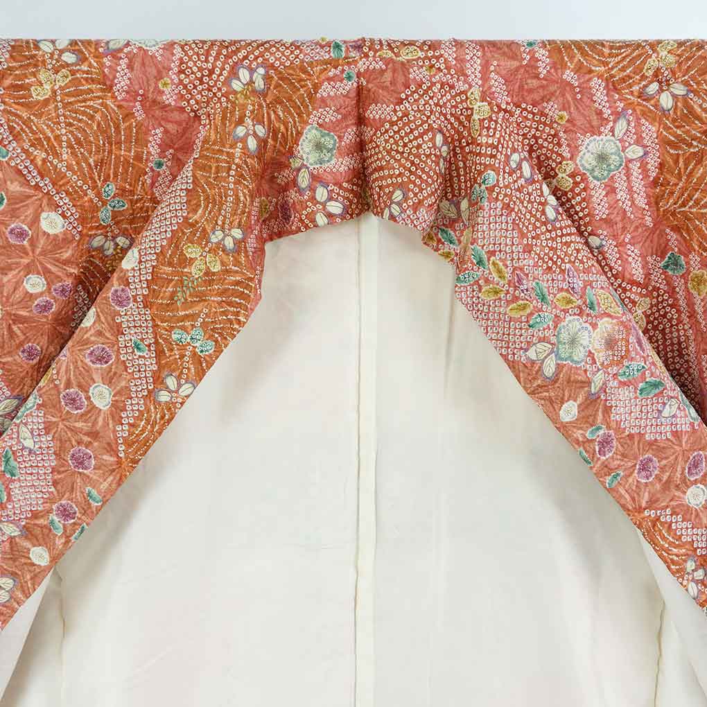 小紋 リサイクル着物 身丈155cm 裄63cm 前幅22.5cm 後幅28cm 袖丈48cm 袖幅32cm レディース 袷 絞り 裄Mサイズ 秋冬春用 正絹(シルク)ピンク 美品 リメイク リユース【ランクA】
