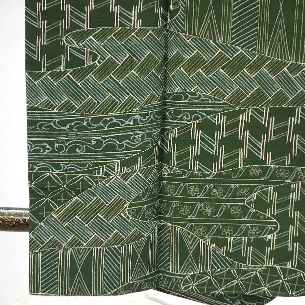 コート リサイクル着物 コート丈81cm 裄62cm 袖丈46cm 袖幅31cm レディース 単衣 連続模様 裄Sサイズ 初夏・初秋用 正絹（シルク）グリーン 未使用品 リメイク リユース【ランクS】