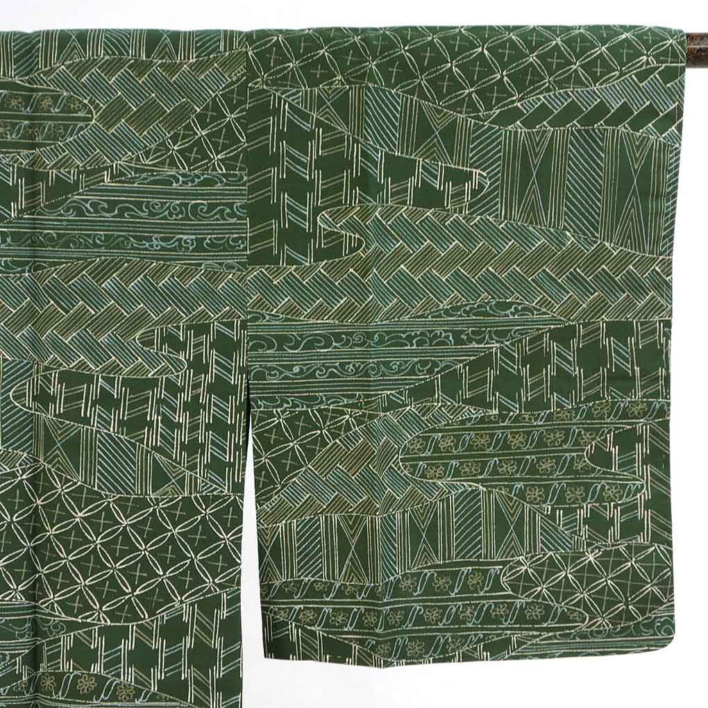 コート リサイクル着物 コート丈81cm 裄62cm 袖丈46cm 袖幅31cm レディース 単衣 連続模様 裄Sサイズ 初夏・初秋用 正絹（シルク）グリーン 未使用品 リメイク リユース【ランクS】