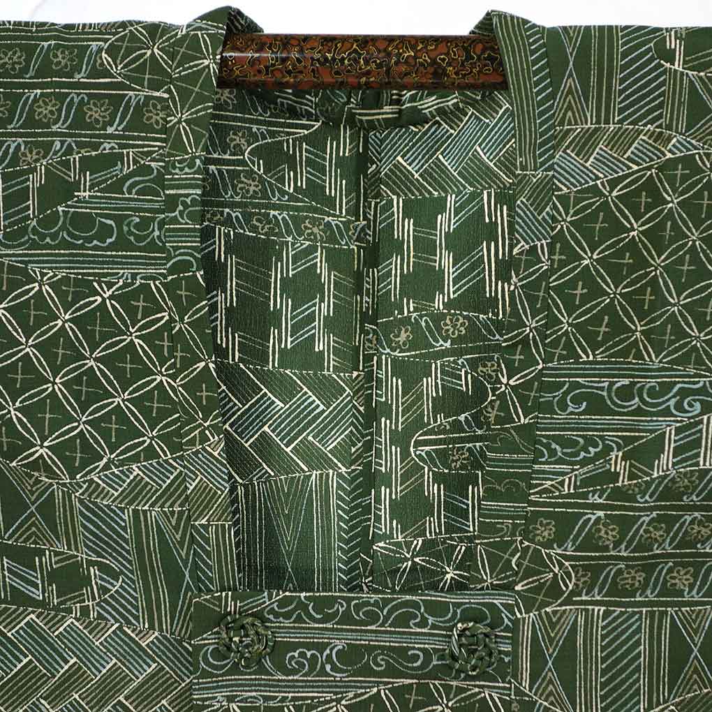 コート リサイクル着物 コート丈81cm 裄62cm 袖丈46cm 袖幅31cm レディース 単衣 連続模様 裄Sサイズ 初夏・初秋用 正絹（シルク）グリーン 未使用品 リメイク リユース【ランクS】