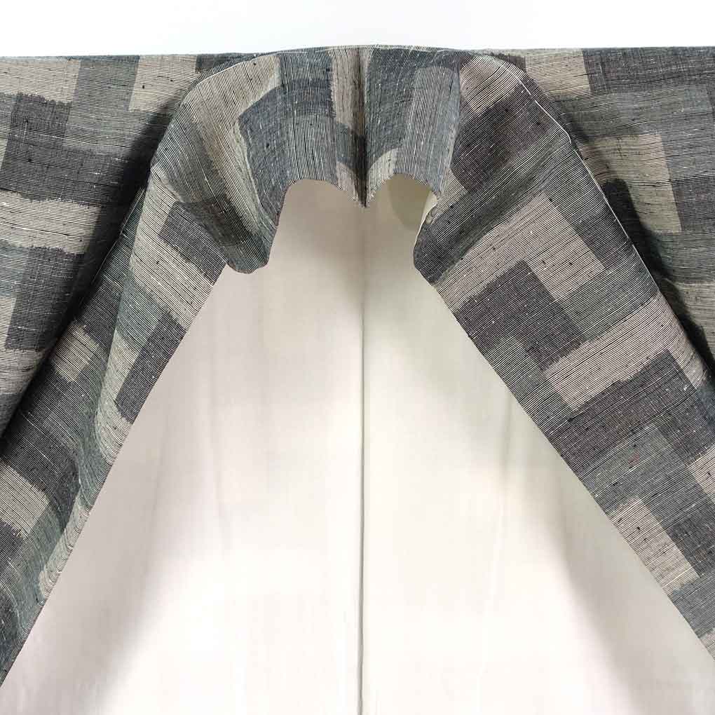 紬 リサイクル着物 身丈165cm 裄65cm 前幅24.5cm 後幅30cm 袖丈49cm 袖幅32.5cm レディース 袷 抽象柄 裄Mサイズ 秋冬春用 正絹（シルク）グレー トールサイズ 未使用品 リメイク リユース【ランクS】