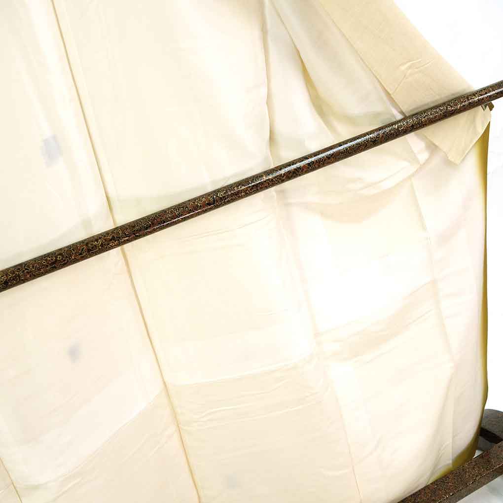 紬 リサイクル着物 身丈171cm 裄70cm 前幅24.5cm 後幅30cm 袖丈49cm 袖幅35cm レディース 袷 飛び柄 裄長 裄L-LLサイズ 秋冬春用 正絹（シルク）ホワイト トールサイズ やや難 リメイク リユース【ランクB】