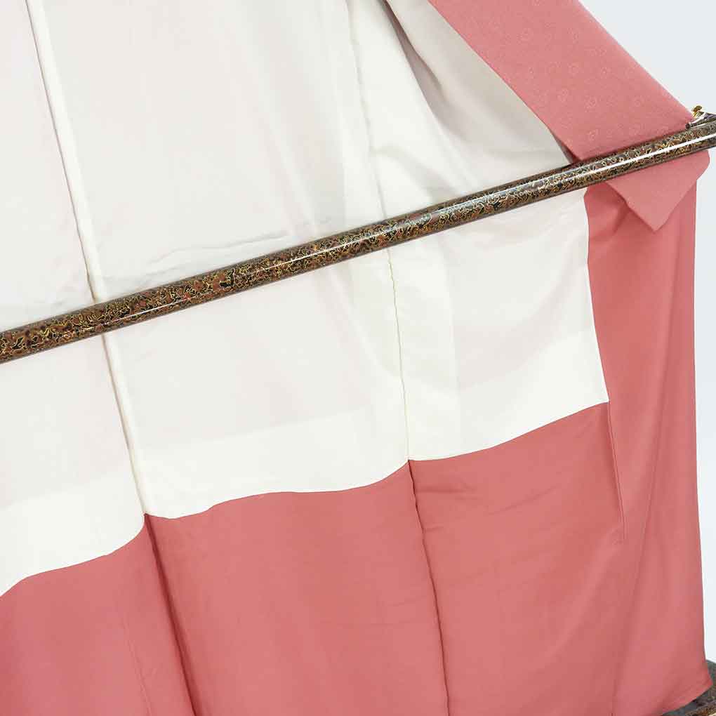 色無地 リサイクル着物 身丈160cm 裄66cm 前幅24cm 後幅30cm 袖丈45cm 袖幅33.5cm レディース 袷 無地 裄長 裄M-Lサイズ 秋冬春用 正絹（シルク）ピンク 美品 リメイク リユース【ランクA】