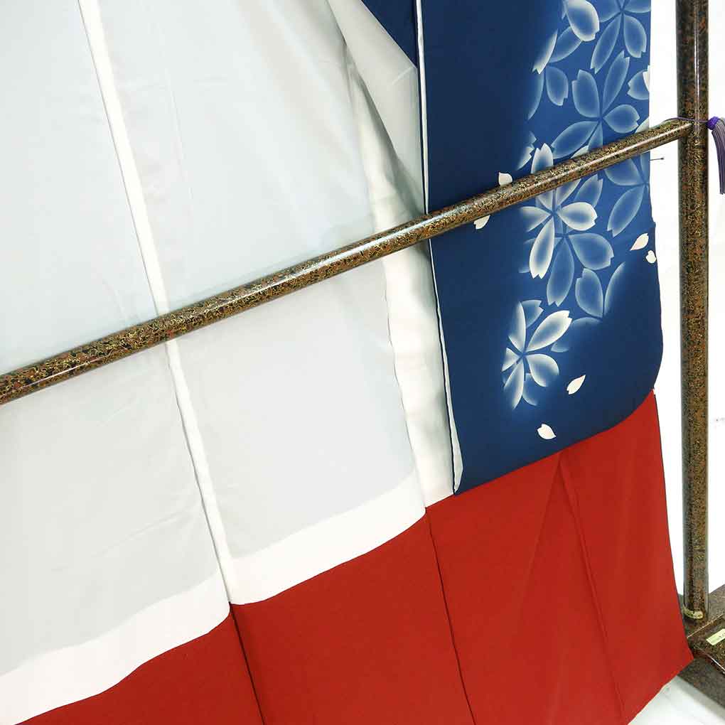 振袖 リサイクル着物 身丈167cm 裄68cm 前幅24.5cm 後幅30cm 袖丈113cm 袖幅34cm レディース 袷 桜 裄長 裄Lサイズ 秋冬春用 正絹（シルク）ネイビー トールサイズ やや難 リメイク リユース【ランクB】