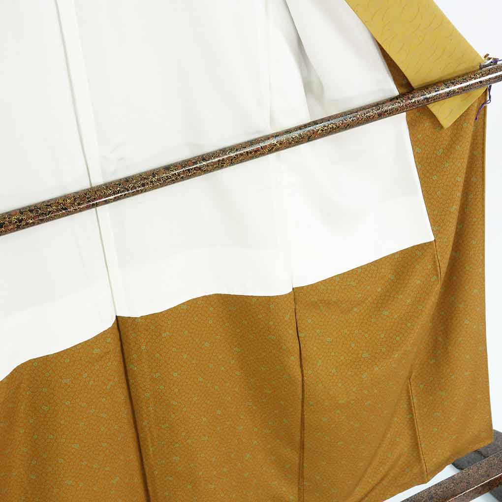 小紋 リサイクル着物 身丈155cm 裄66cm 前幅26cm 後幅29cm 袖丈45cm 袖幅33cm レディース 袷 露芝 裄長 裄M-Lサイズ 秋冬春用 正絹（シルク）イエロー 美品 リメイク リユース【ランクA】