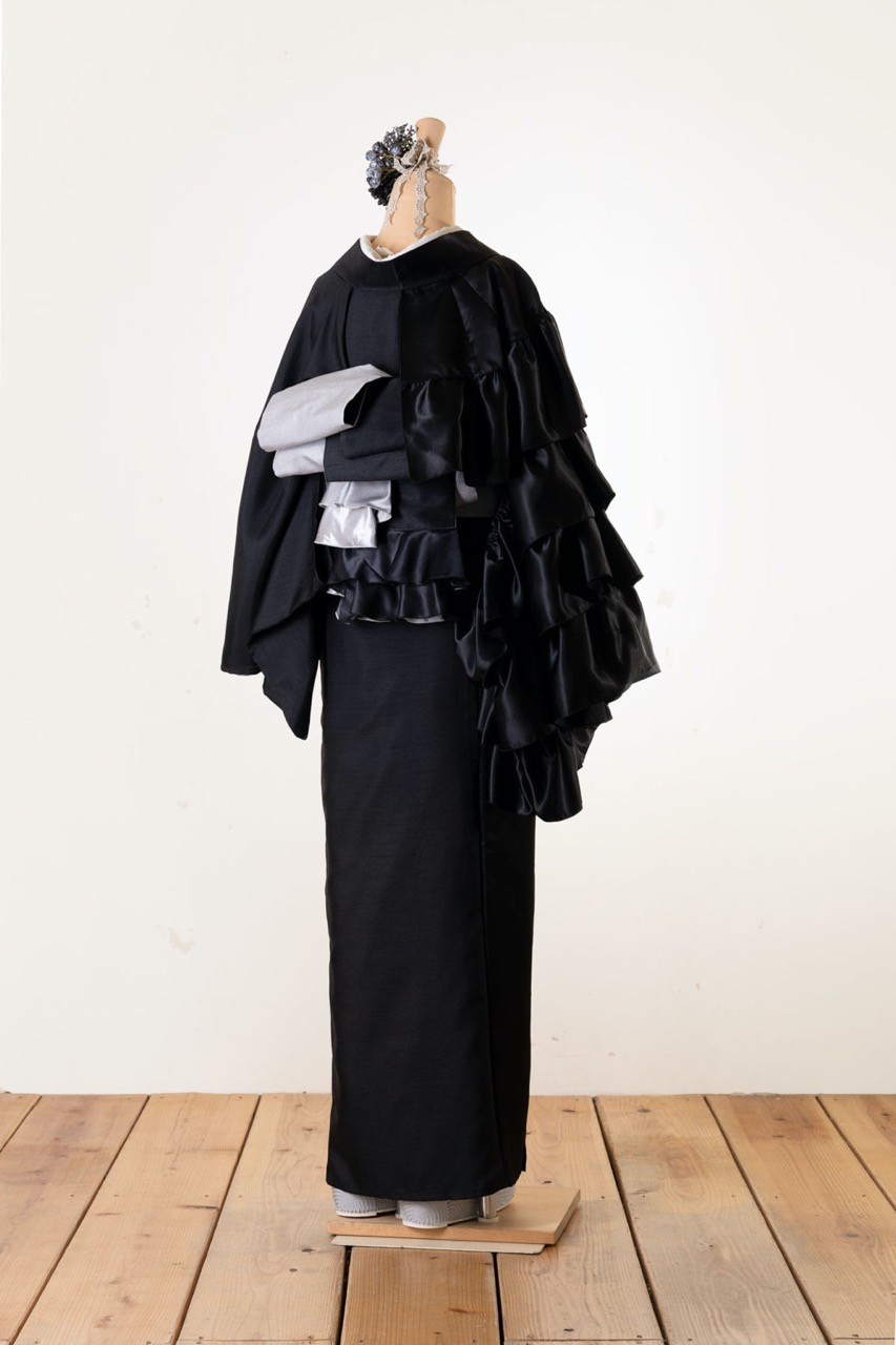 片袖フリル着物（ブラックシャンタン）　SAK-KMKF20211126