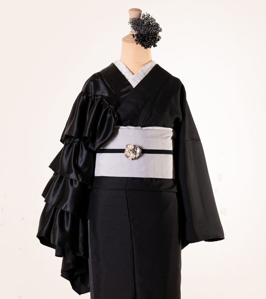 片袖フリル着物（ブラックシャンタン）　SAK-KMKF20211126