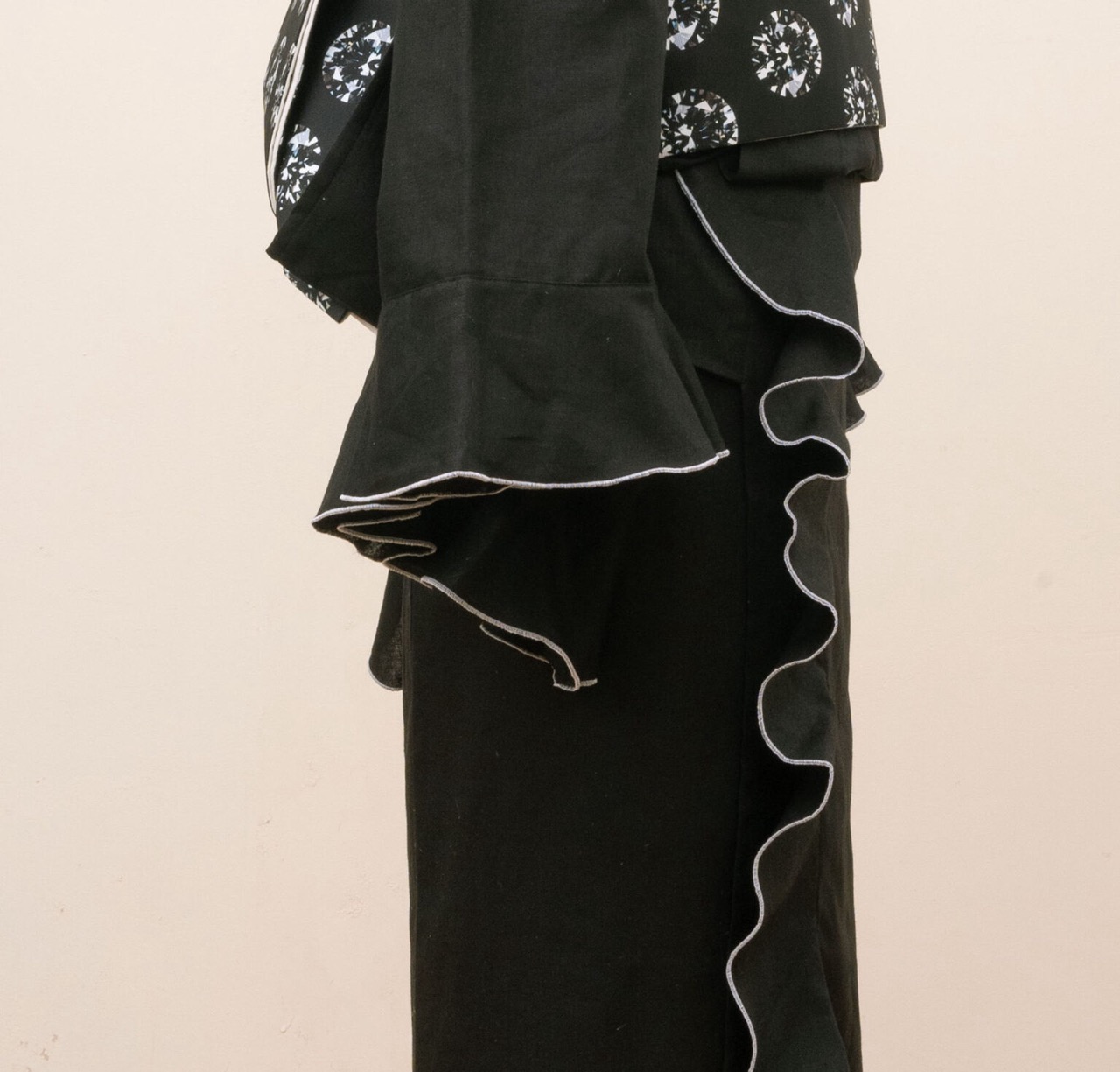 SAK-KMF20240527　フリル着物（ブラック・ホワイトリム）