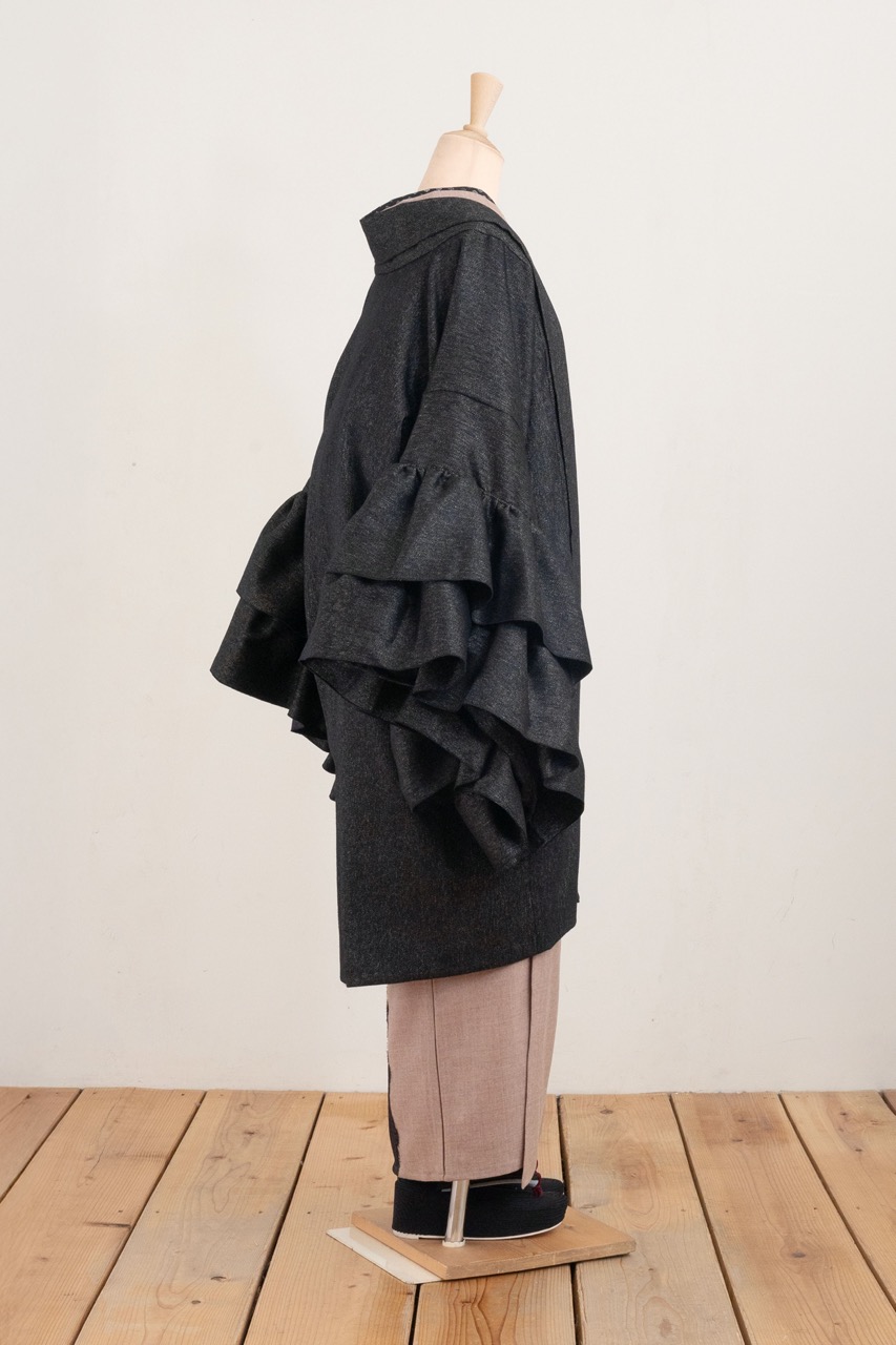 オッズオンジャパン バックプリント フリルコート ブラック【Ｓ〜Ｍ】 2024 AUTUMN WINTER OZZ CROCE / OZZON JAPAN OfficialSite