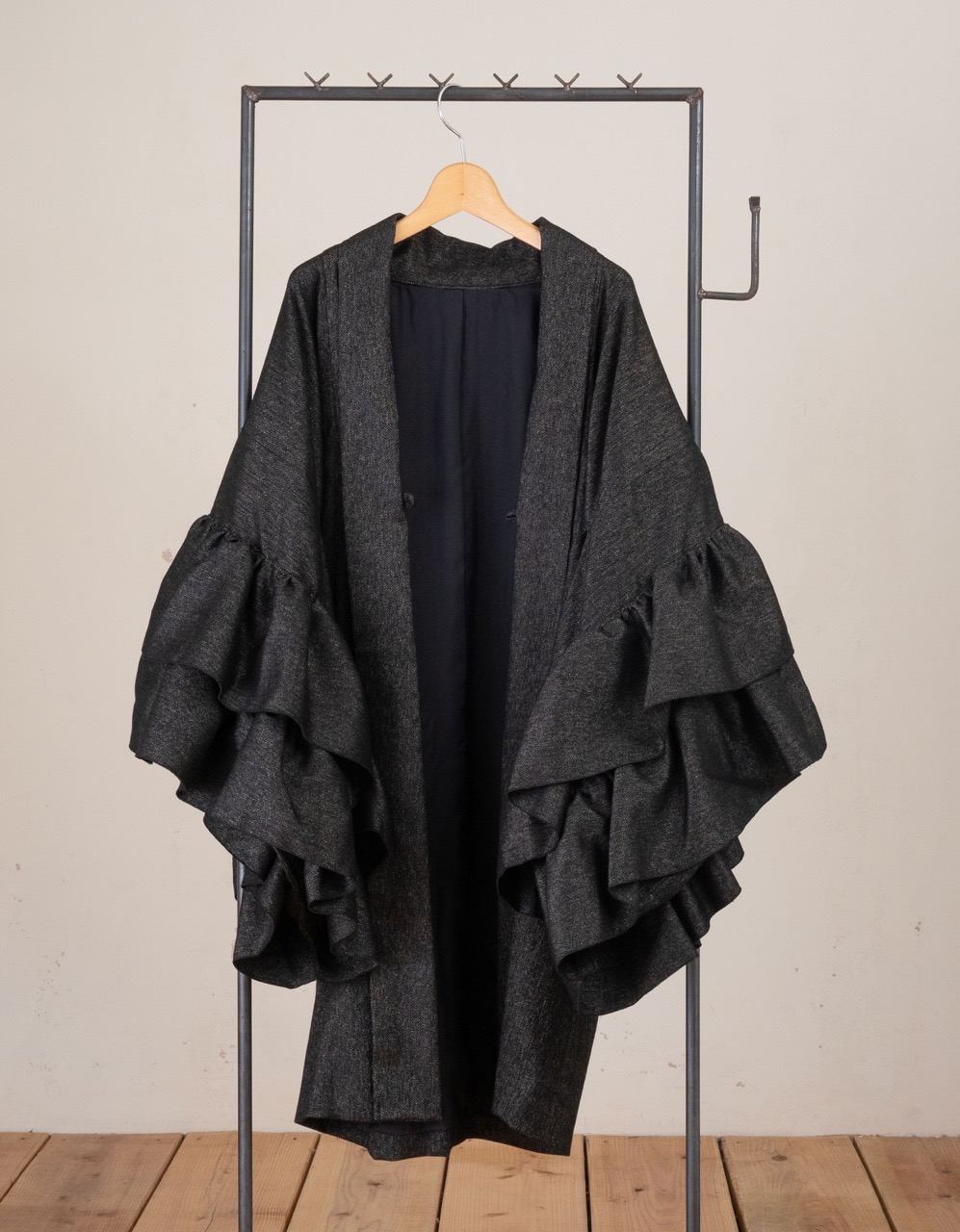 フリル羽織コート(ヘリンボン・ブラック)SAK-FHAC 20241211