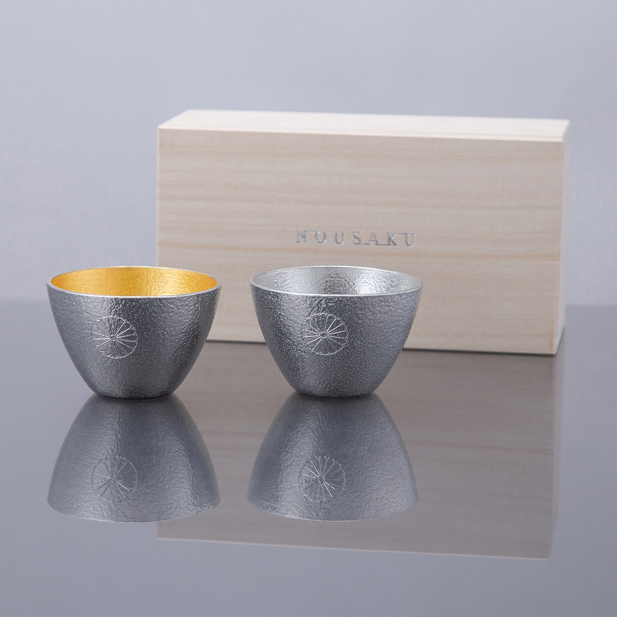 菊紋入 能作 錫製ぐい呑み ペア 90ml｜美術工芸鑑 叙勲・褒章・叙位 