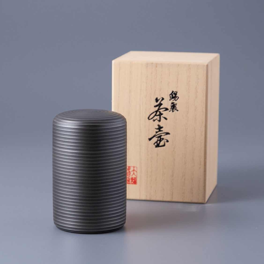 叙勲褒章叙位の記念品と額縁 本錫製 高級茶壺 千寿 黒イブシ 叙勲褒章叙位の記念品と額縁 本錫製 高級茶壺 千寿 黒イブシ