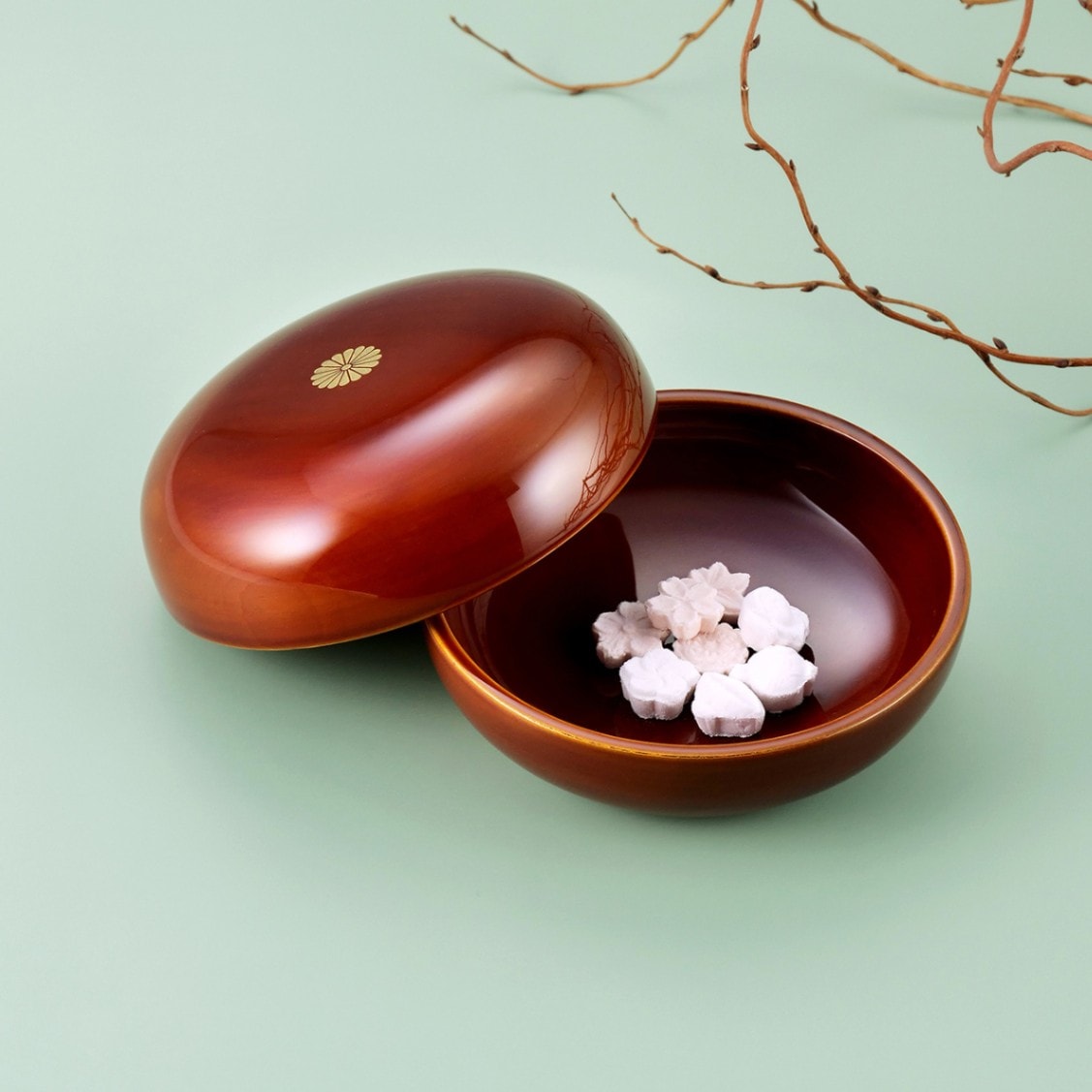 【中古品】★叙勲額　日本製 天然木/茶どんす 叙勲褒章叙位の記念品と額縁 一重菊紋入 木製 手漆塗 ボンボニエール