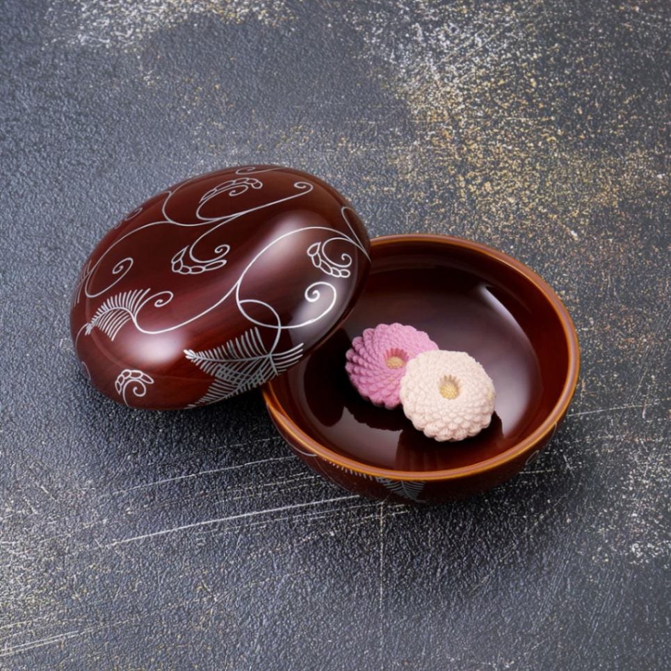 叙勲褒章叙位の記念品と額縁 木製 手塗漆 ボンボニエール 唐草