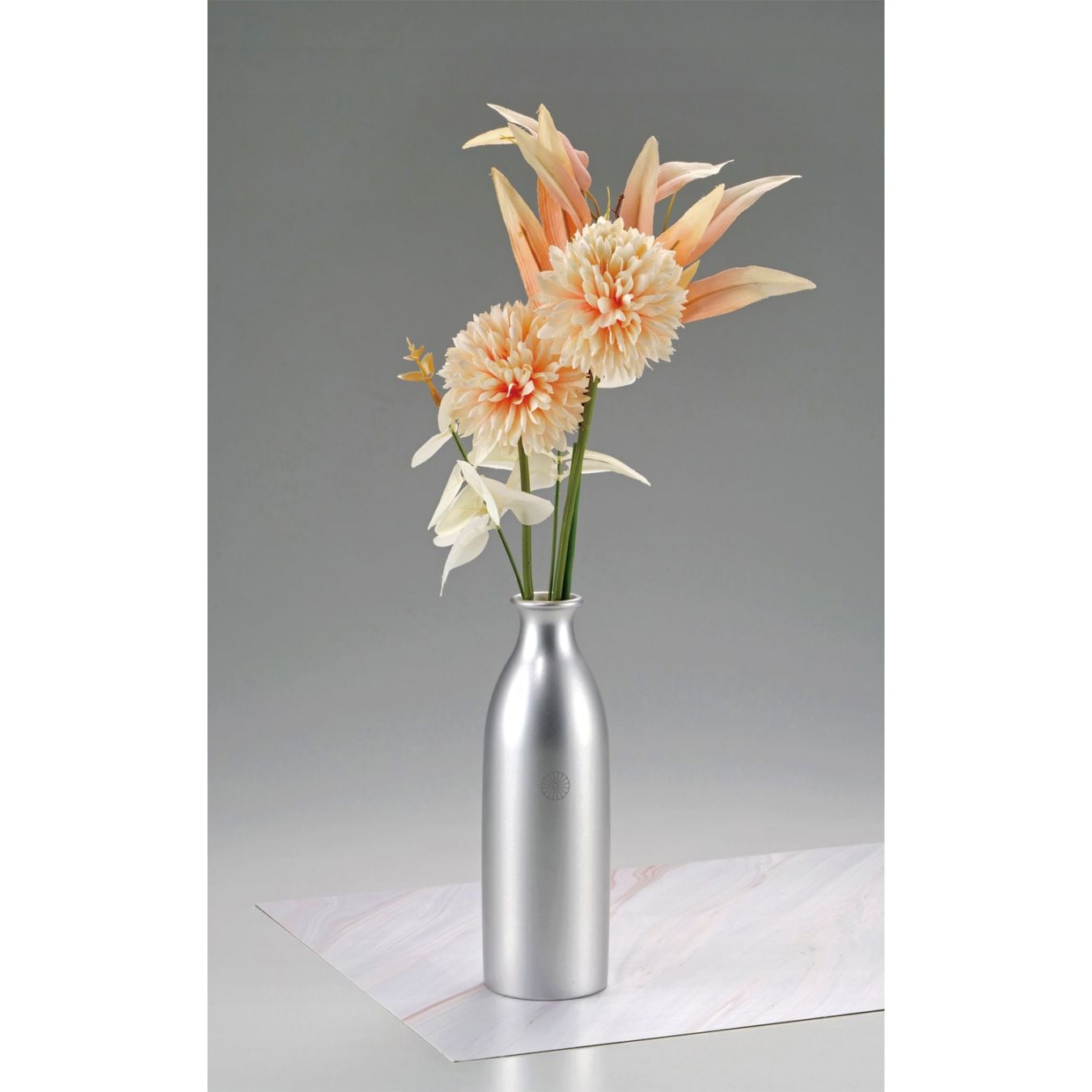 深川製磁　花瓶　高松宮家　菊家紋　希少 深川製磁 花瓶 菊に蝶 約26.5cm - メルカリ