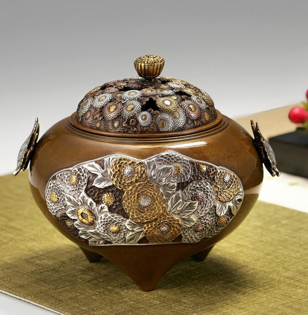 菊花繚漫香炉｜美術工芸鑑 叙勲・褒章・叙位叙勲 受章記念品の専門店