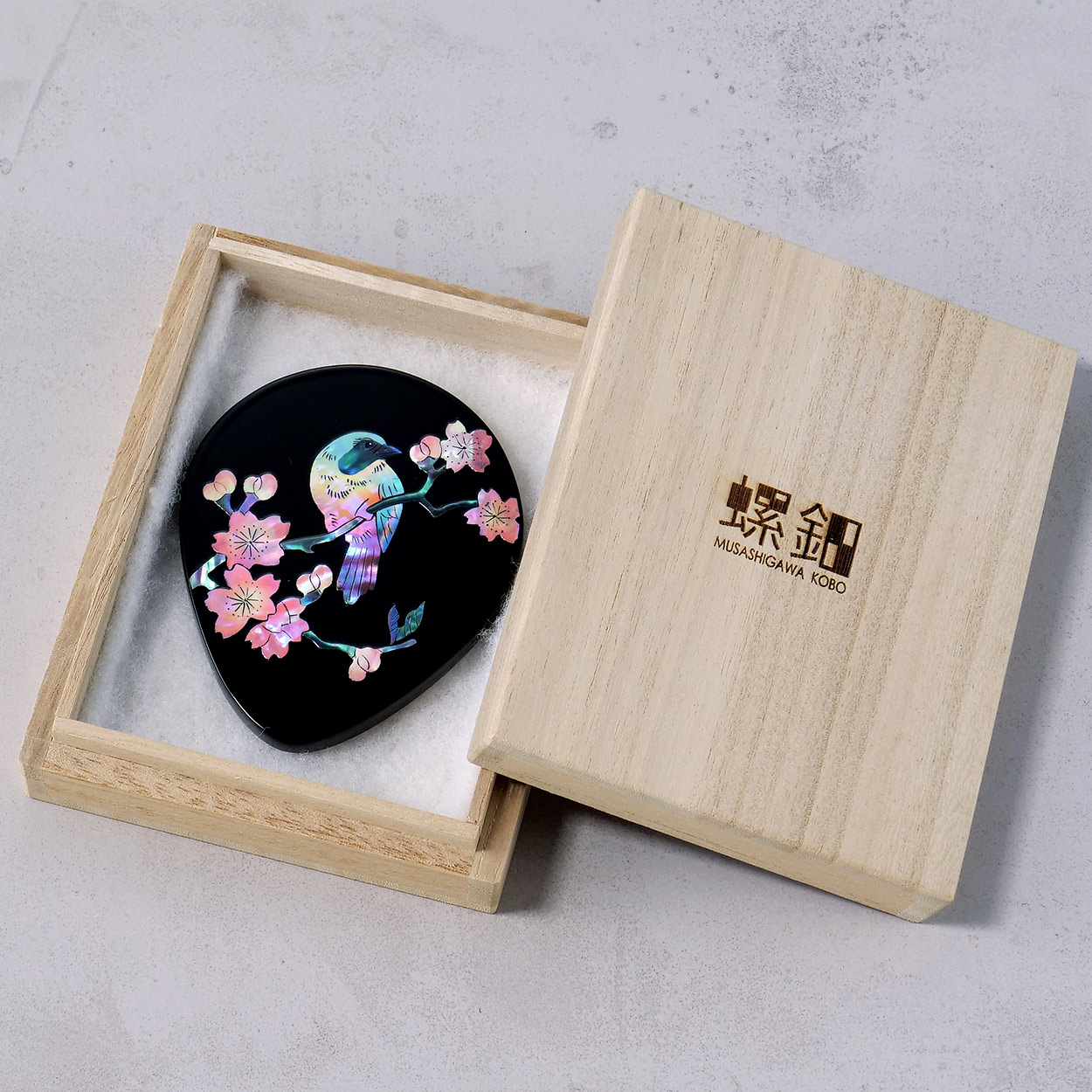叙勲褒章叙位の記念品と額縁 螺鈿細工 手鏡 桜に樫鳥 | すべての商品