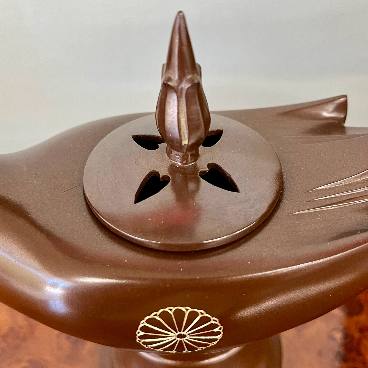 叙勲褒章叙位の記念品と額縁 高岡銅器 青銅製香炉 鳳凰 菊紋彫刻入