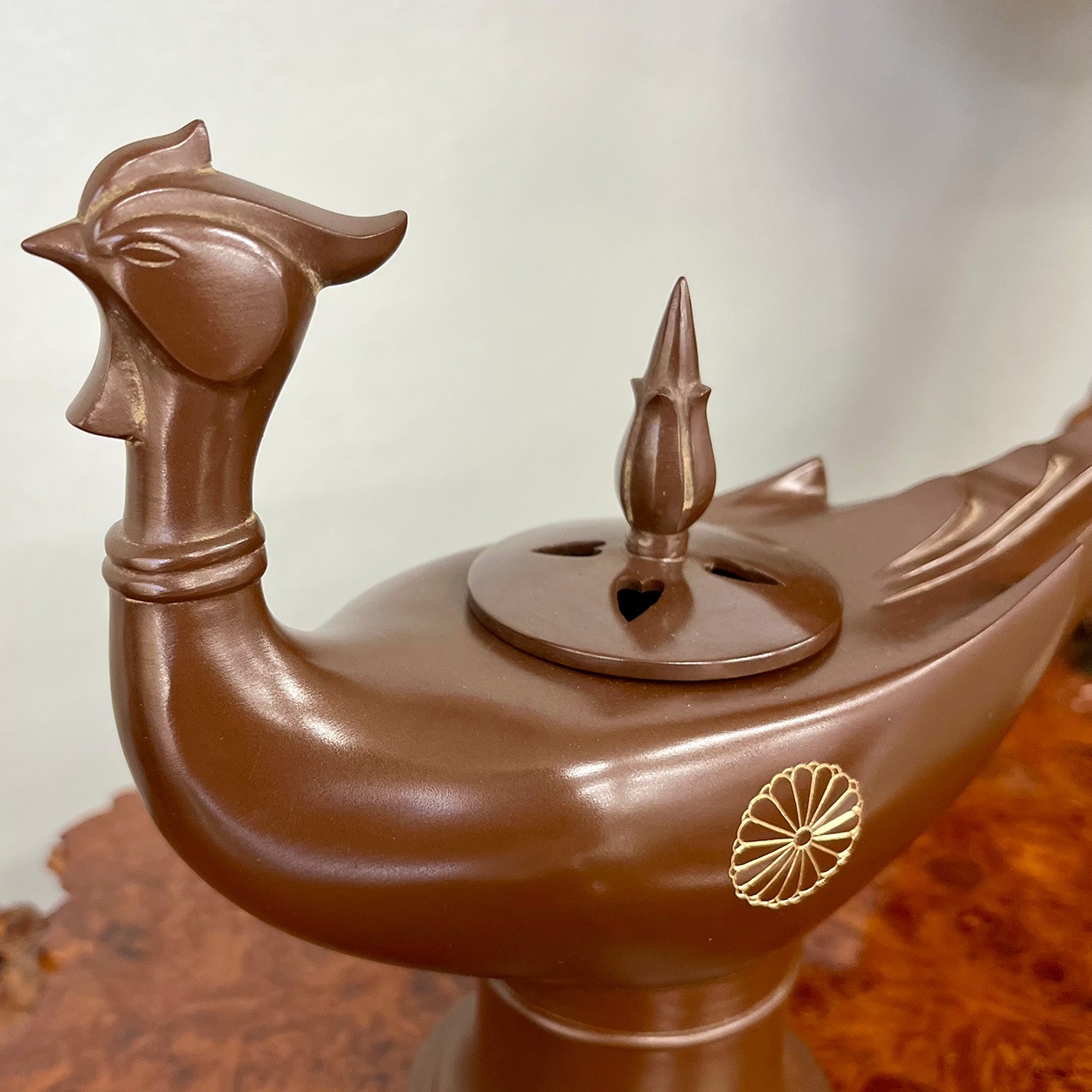 叙勲褒章叙位の記念品と額縁 高岡銅器 青銅製香炉 鳳凰 菊紋彫刻入