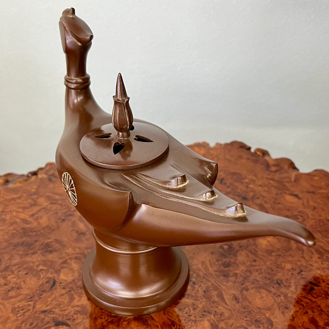 叙勲褒章叙位の記念品と額縁 高岡銅器 青銅製香炉 鳳凰 菊紋彫刻入