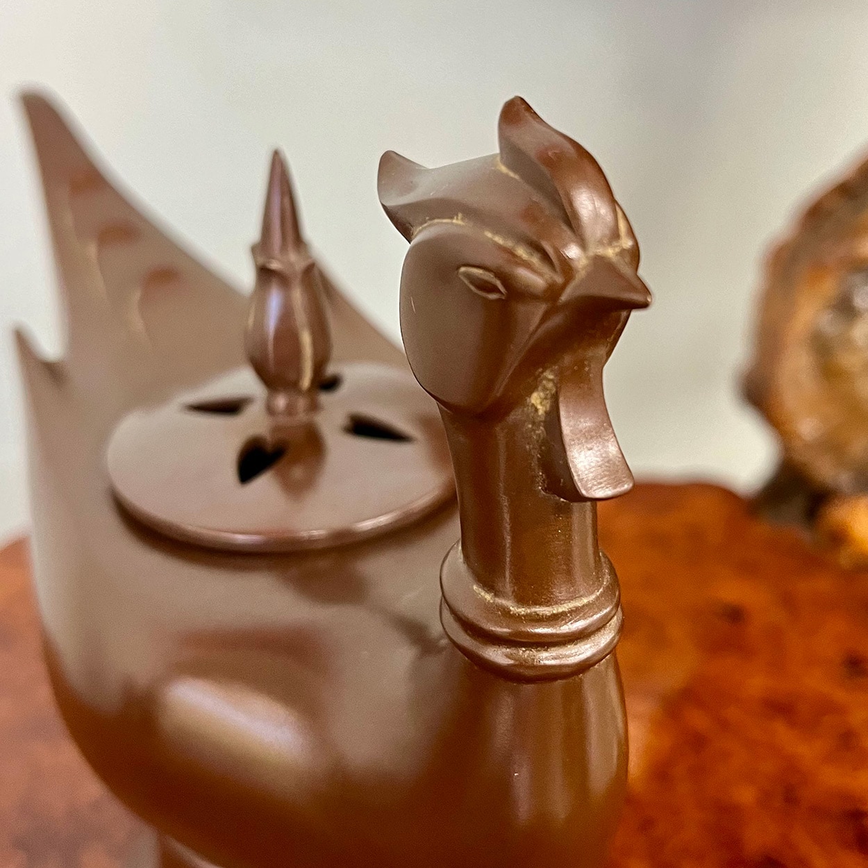 叙勲褒章叙位の記念品と額縁 高岡銅器 青銅製香炉 鳳凰 菊紋彫刻入