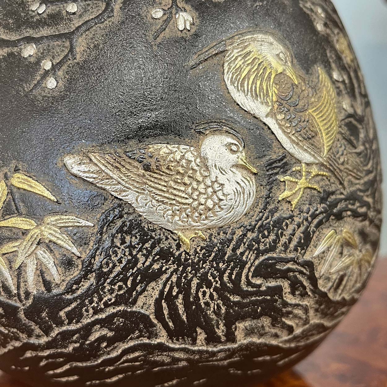 叙勲褒章叙位の記念品と額縁 高岡銅器 真鍮製花瓶 おしどり 小