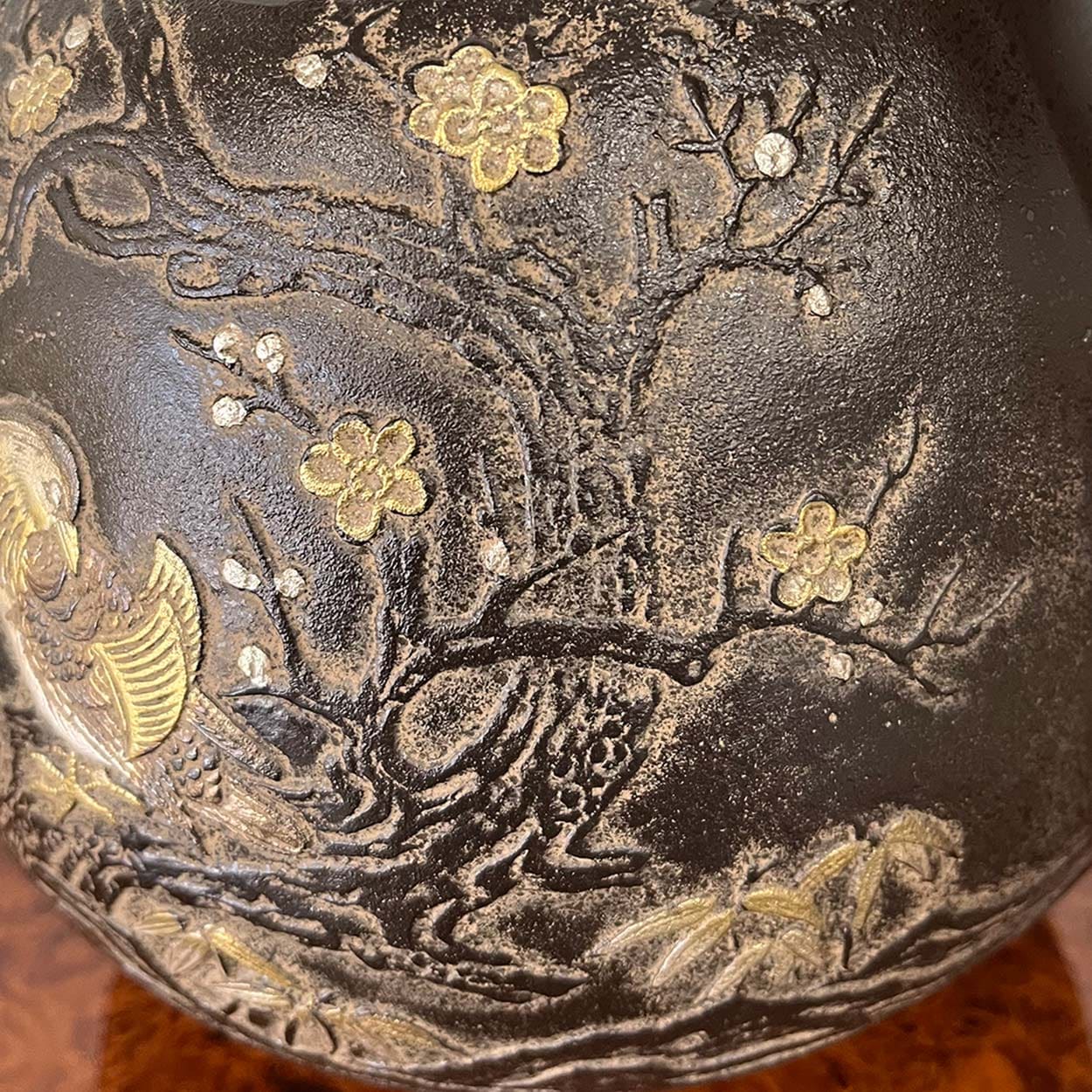 叙勲褒章叙位の記念品と額縁 高岡銅器 真鍮製花瓶 おしどり 小