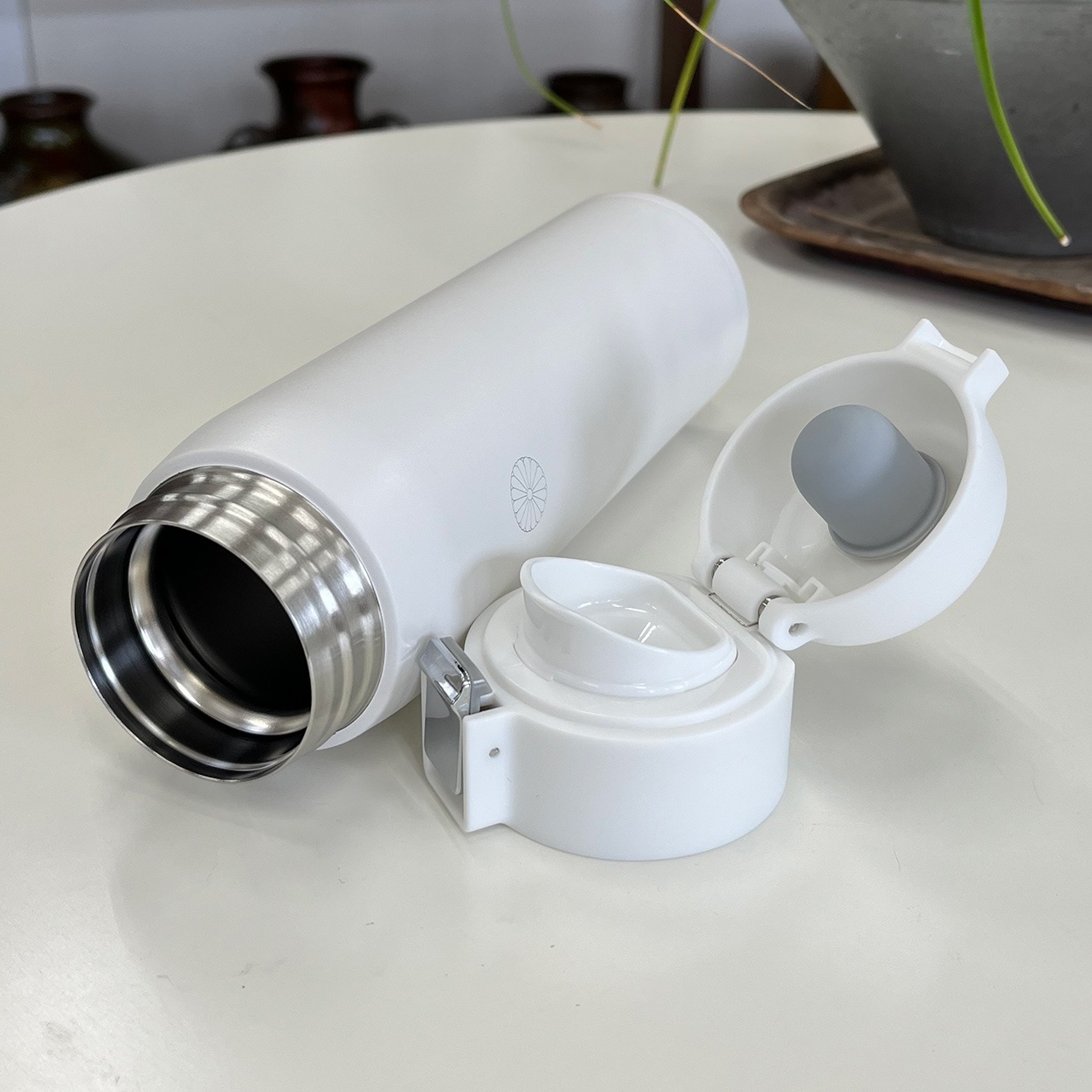菊紋入 真空二重ﾜﾝﾀｯﾁﾎﾞﾄﾙ 500ml ﾎﾜｲﾄ｜美術工芸鑑 叙勲・褒章・叙位