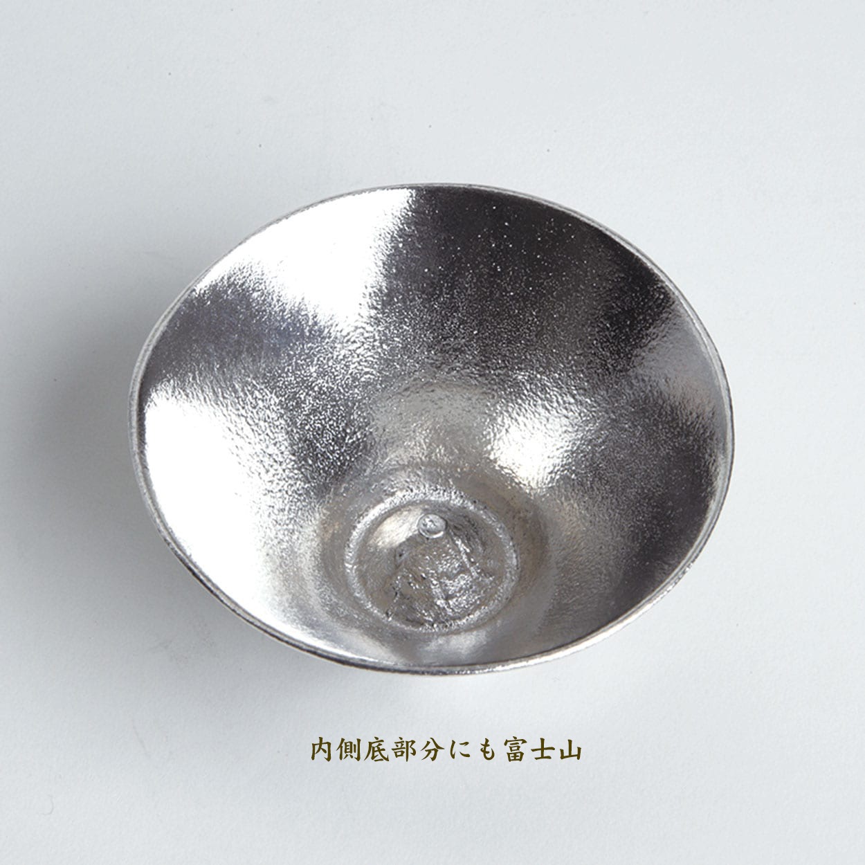 叙勲褒章叙位の記念品と額縁 能作 錫製ぐい呑 富士山 金箔 60ml 化粧箱