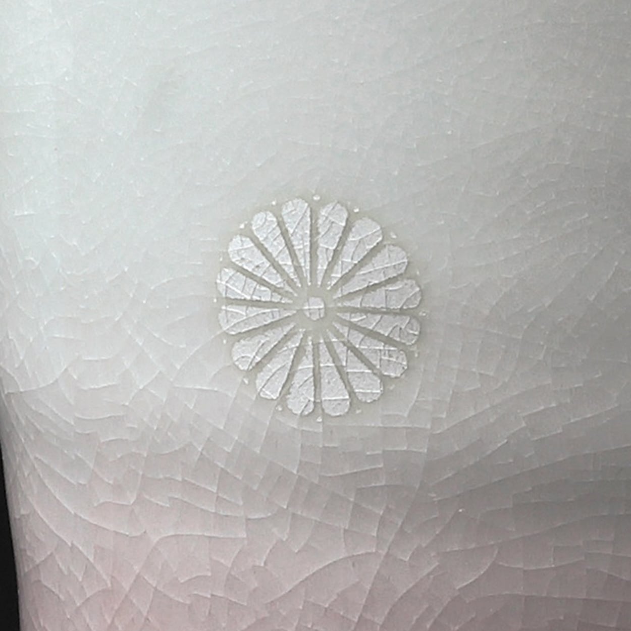 叙勲褒章叙位の記念品と額縁 菊紋入 九谷焼 みやび 組湯呑 | すべての